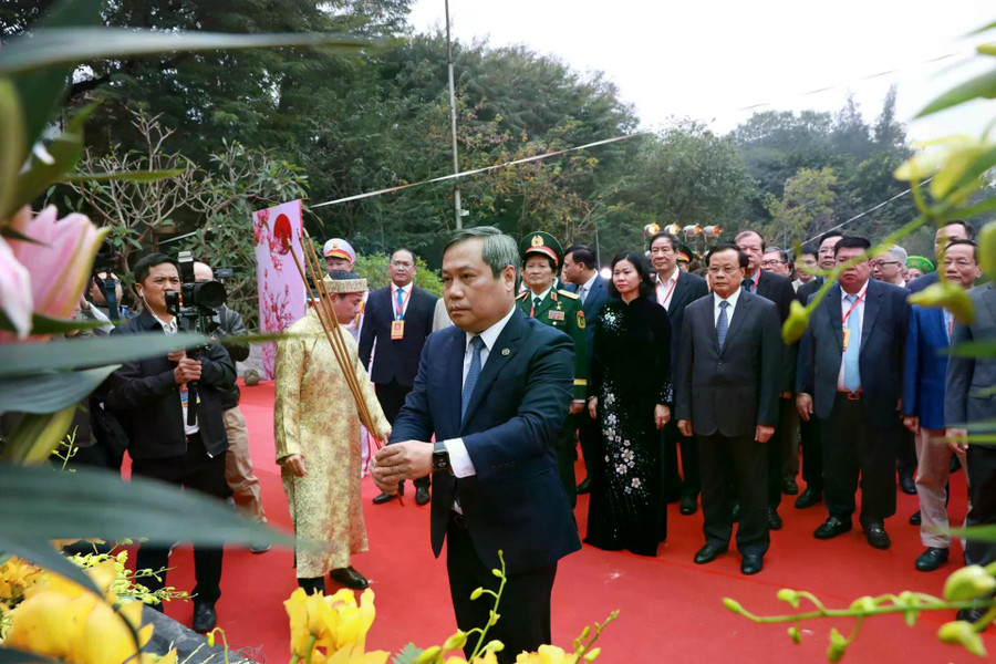 Lãnh đạo TP Hà Nội dâng hương tại đền thờ Hoàng đế Quang Trung tại Di tích Quốc gia đặc biệt Gò Đống Đa. (Ảnh: KTĐT) z7550304857105-fdd96768a7f19a42be0d5b9852a6c9ee-1771640746.jpg