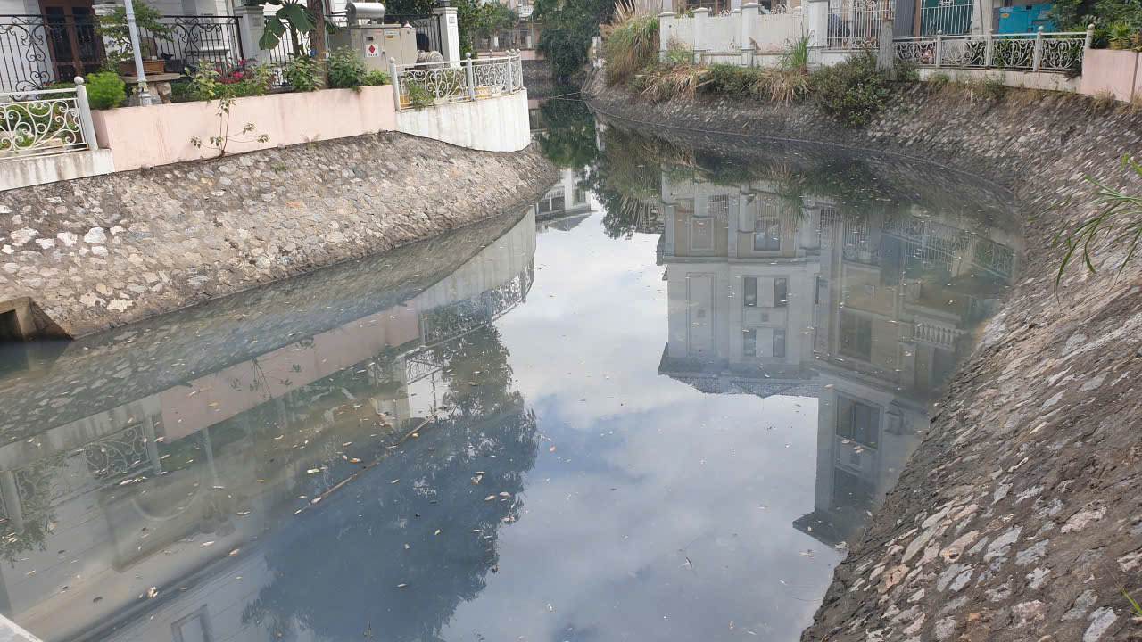 Con kênh thơ mộng ngày nào giờ đen xì, hôi thối. Ảnh: Nguyễn Hùng