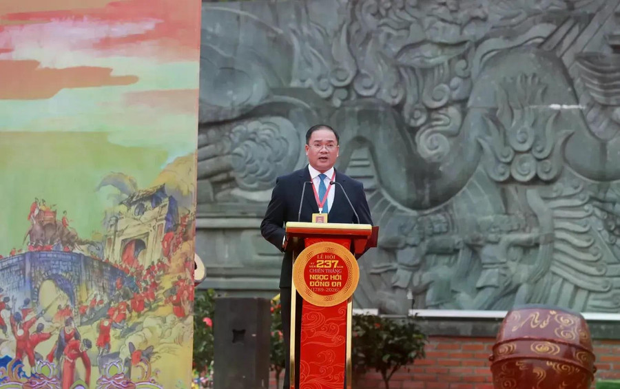 Bí thư Đảng uỷ, Chủ tịch HĐND phường Đống Đa Nguyễn Ngọc Việt đọc diễn văn tại lễ kỷ niệm. (Ảnh: KTĐT) z7550351141590-0df61b0a03ac58bcb90e6c8ee58b423d-1771641684-webp-1771641720.jpg