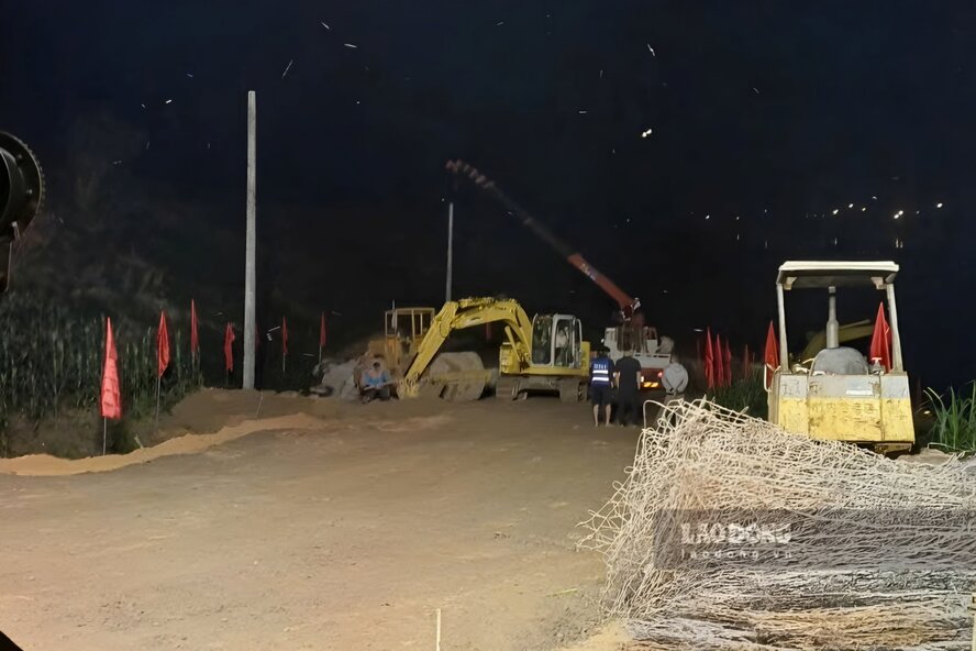 Bộ đội cải tạo, gia cố đường lên xuống bến. Ảnh: Tô Công.