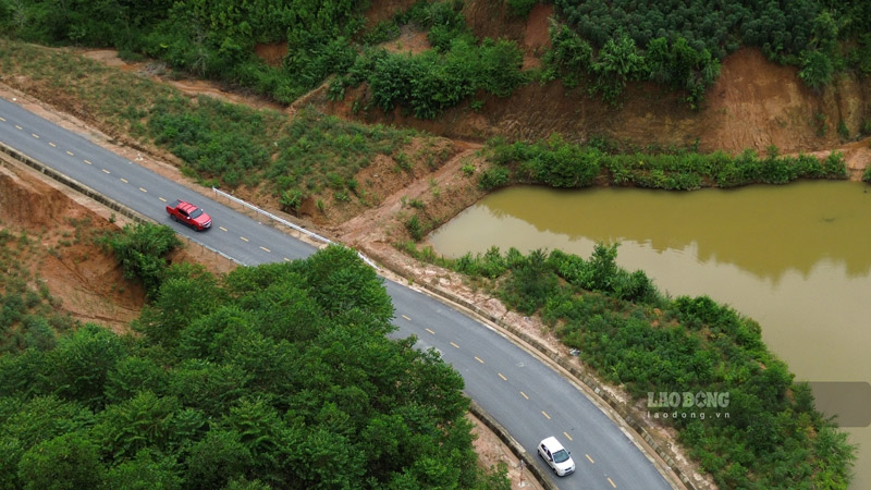 Phương tiện đã di chuyển thuận lợi hơn khi đường hoàn thành thảm nhựa. Ảnh: Đinh Đại