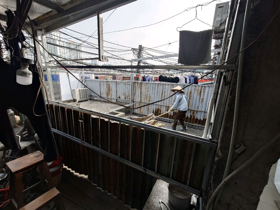 Người dân tự ý xây dựng chuồng cọp, quây tôn trái phép trên phần đất lấn chiếm tại khu tập thể A2, Hà Nội. Ảnh: Nguyễn Long