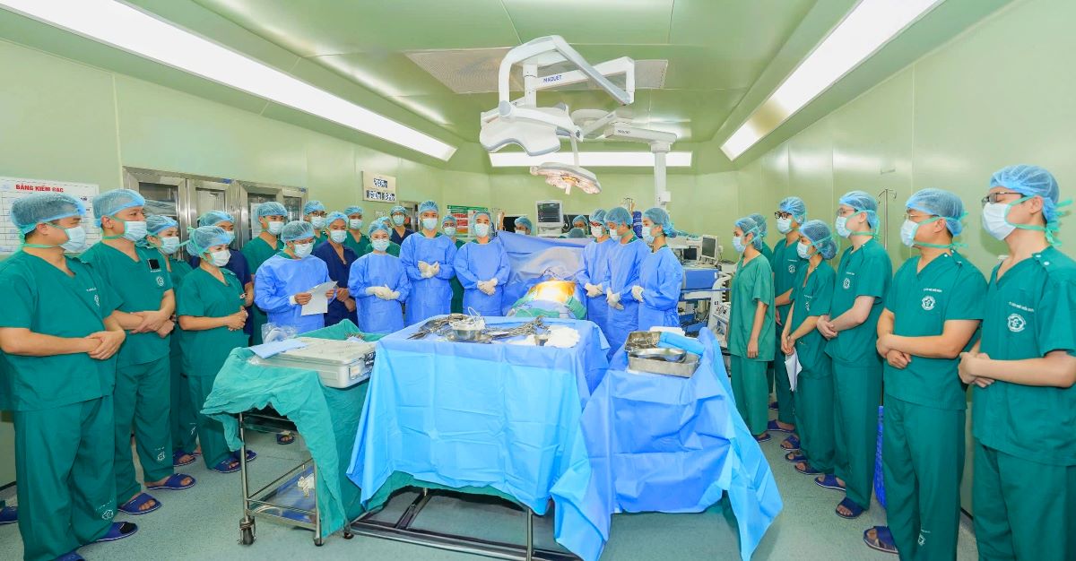 Ê-kíp bày tỏ lòng tri ân sâu sắc đến người hiến tạng. Ảnh: Bệnh viện cung cấp