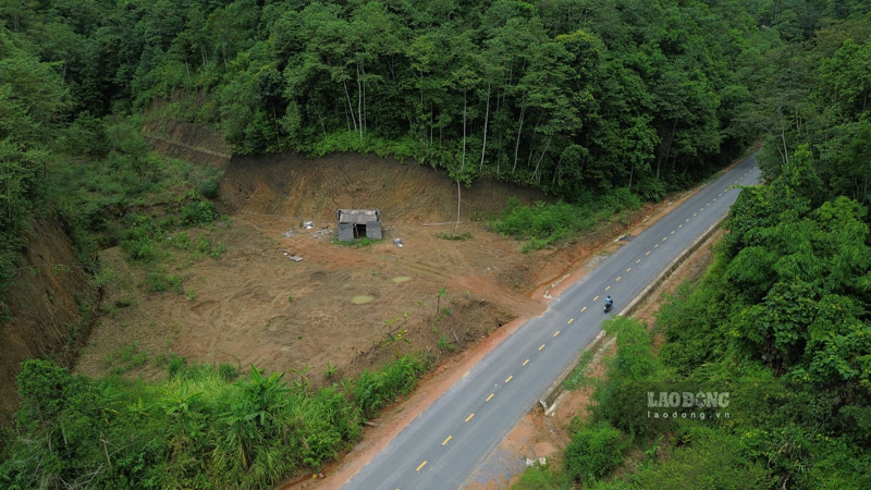 Việc di chuyển của người dân trở nên thuận tiện hơn khi tuyến đường hoàn thành thảm nhựa. Ảnh: Đinh Đại