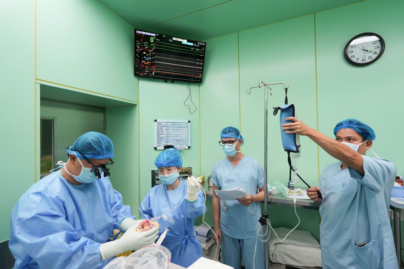 Ê-kíp tiến hành tiếp nhận và xử lý tạng hiến theo quy trình nghiêm ngặt trước khi đưa vào ghép cho người nhận. Ảnh: Bệnh viện cung cấp