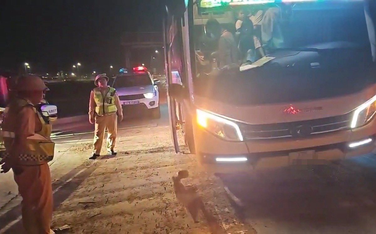 Cảnh sát Giao thông dừng xe khách và kiểm đếm số hành khách trên xe. Ảnh: Cảnh sát Giao thông