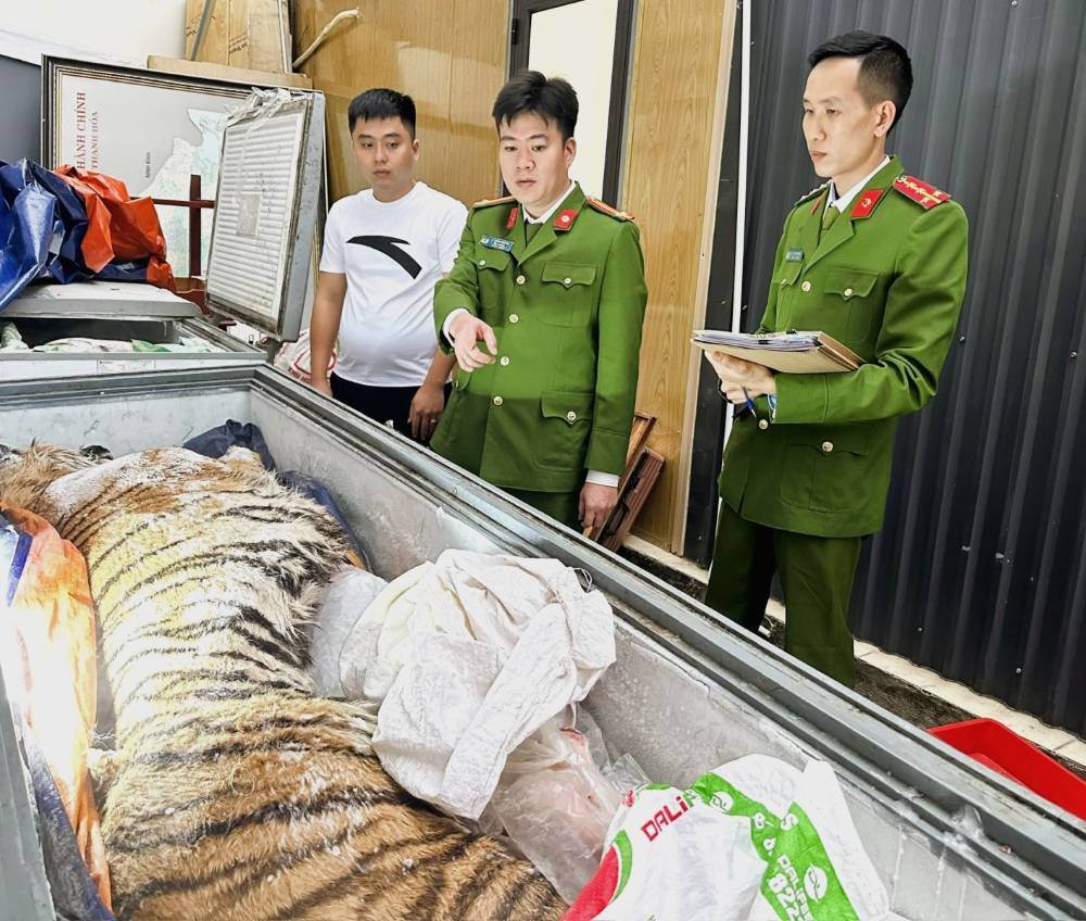 Đối tượng Nguyễn Doãn Sơn (mặc áo phông trắng). Ảnh: Công an Thanh Hóa