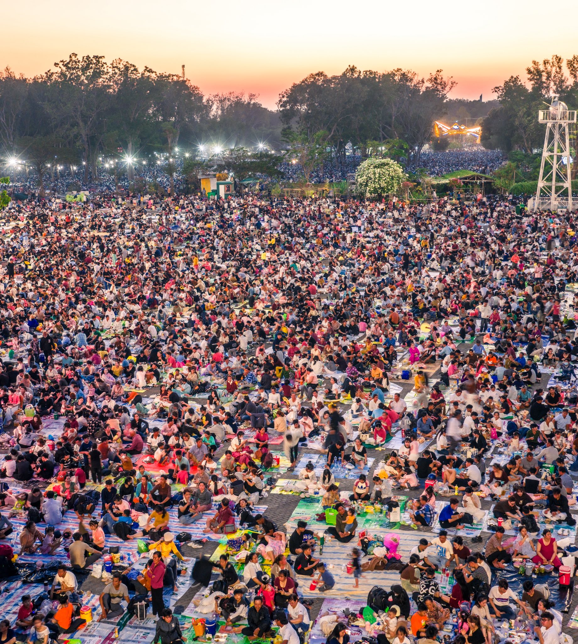 Tháng Giêng trong quan niệm của người Việt là tháng khởi đầu năm, cũng là thời điểm để “mở cửa tâm linh“. Theo phong tục của người dân Nam Bộ, hành hương lên núi Bà Đen đầu năm không chỉ để dâng hương mà còn để cầu may mắn, bình an từ Linh Sơn Thánh Mẫu, vị thần linh thiêng trong tín ngưỡng Nam Bộ, gắn liền với nhiều huyền thoại hiển linh, lòng từ bi và sự cứu độ chúng sinh.
