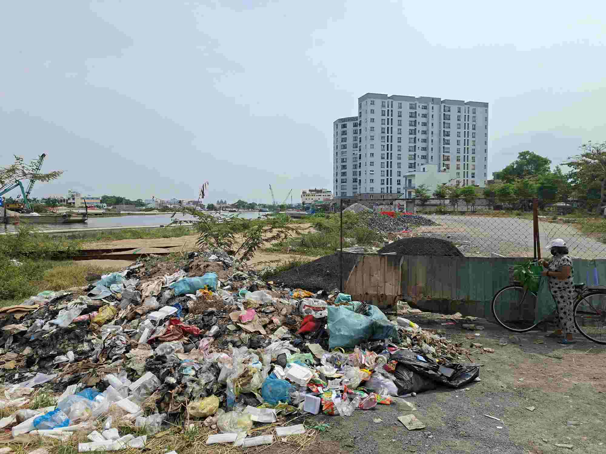 Rác thải đổ trộm dọc kênh Tham Lương - Bến Cát.  Ảnh: Minh Quân