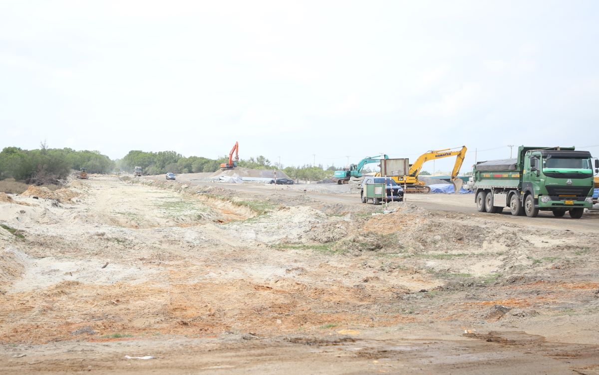 Một đoạn dự án Quốc lộ 15D đang được thi công. Ảnh: Hưng Thơ