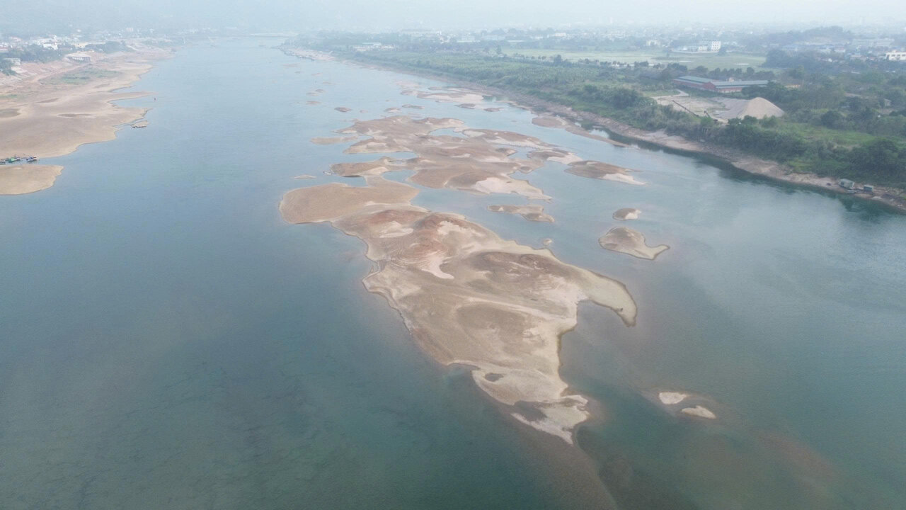 Những bãi cát trải dài giữa lòng sông Đà. Ảnh: Minh Nguyễn