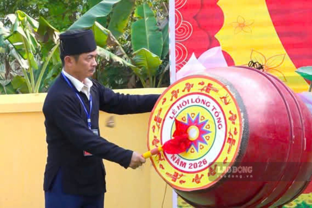 Ông Lương Xuân Thu - Chủ tịch UBND xã Phong Dụ Thượng đánh trống khai mạc Lễ hội. Ảnh: Văn Đức