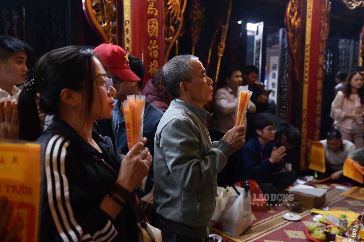 Người dân mang ấn lộc ra khu vực ban thờ khấn nguyện. Ảnh: Hà Vi