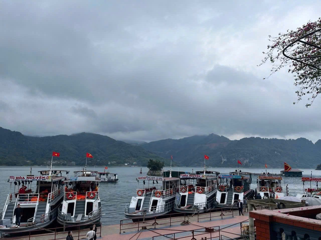 Các phương tiện đủ điều kiện mới được xuất bến đưa du khách đi tham quan các điểm du lịch. Ảnh: Minh Nguyễn