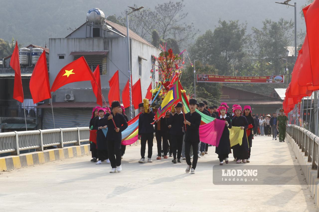 Nghi thức rước lễ từ đình Làng Chạng đến sân vận động trung tâm xã Phong Dụ Thượng để tổ chức lễ hội. Ảnh: Văn Đức
