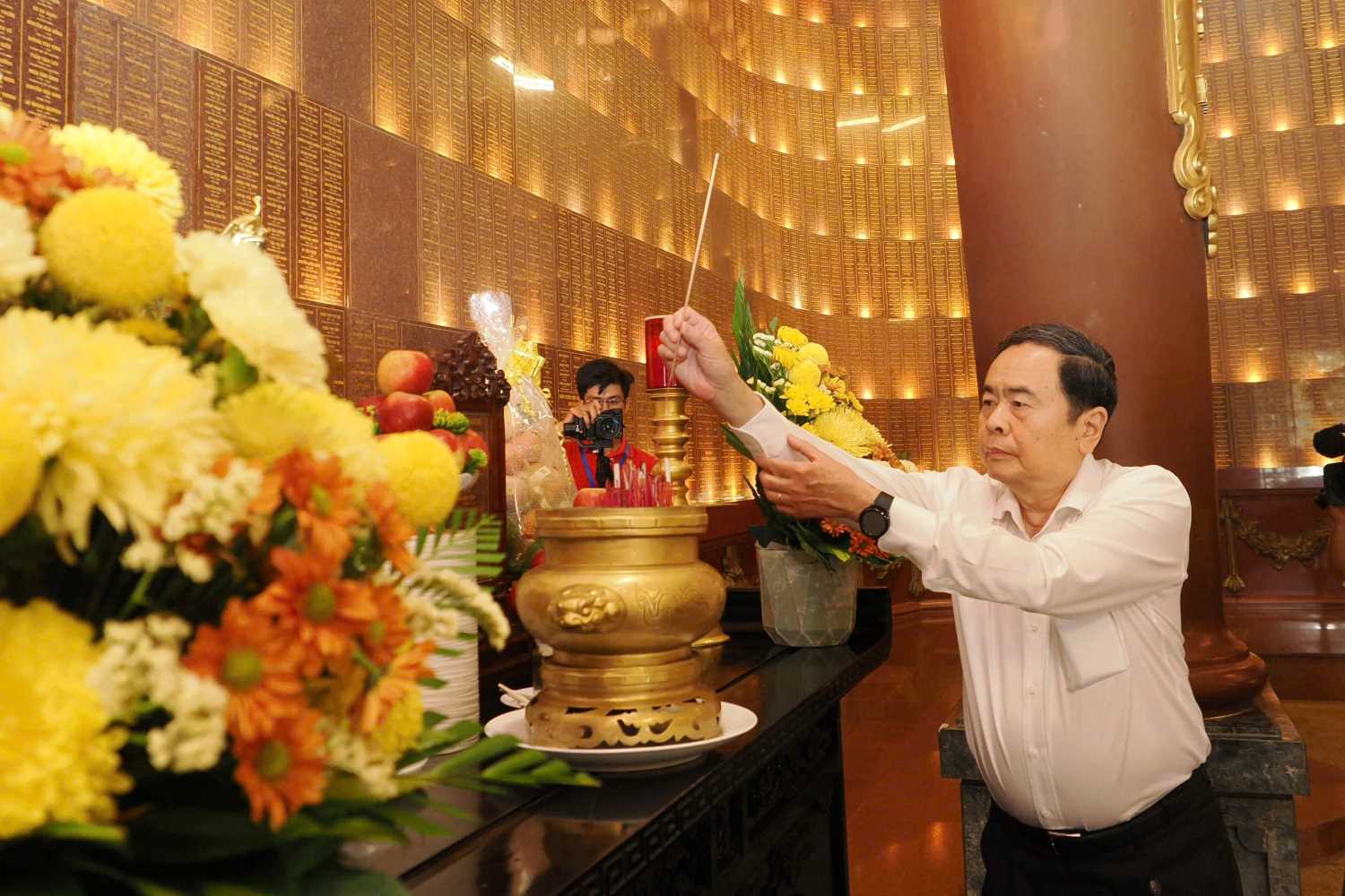 hủ tịch Quốc hội Trần Thanh Mẫn dâng hương tại Đền tưởng niệm liệt sĩ Bến Dược. Ảnh: Hoàng Hùng