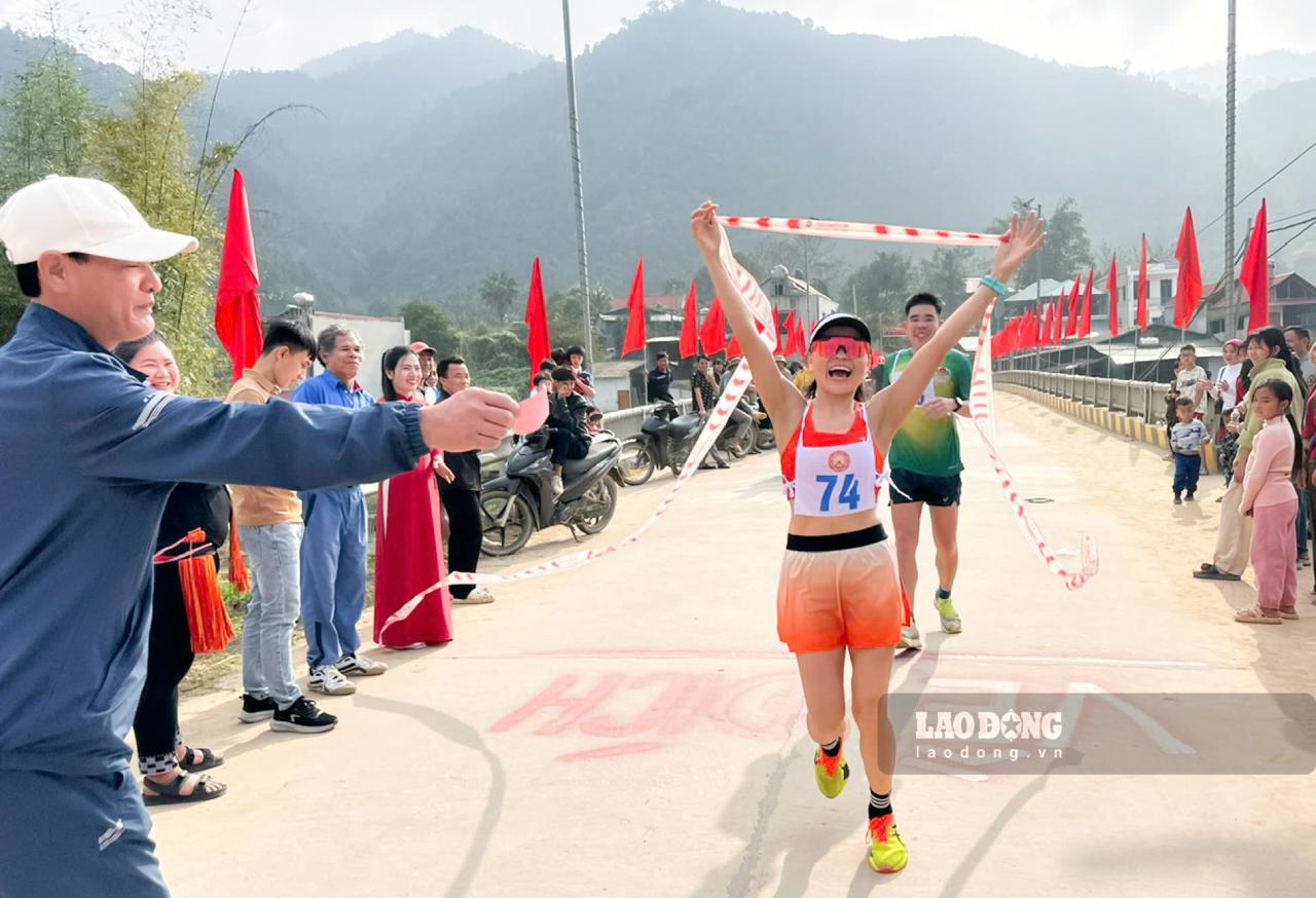 Mở đầu cho Lễ hội Lồng Tồng là giải chạy