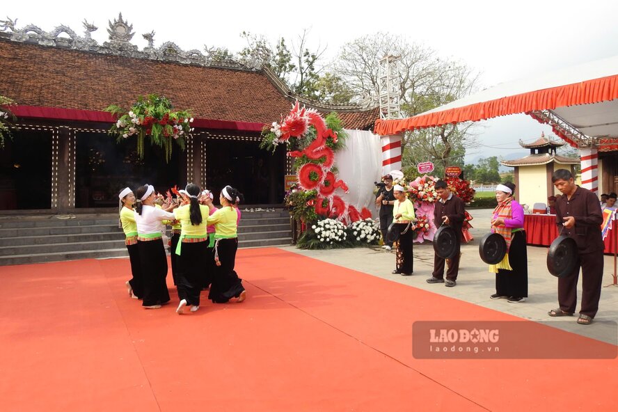 Những điệu múa của đồng bào dân tộc Mường dưới tiếng cồng chiêng âm vang. Ảnh: Tô Công.