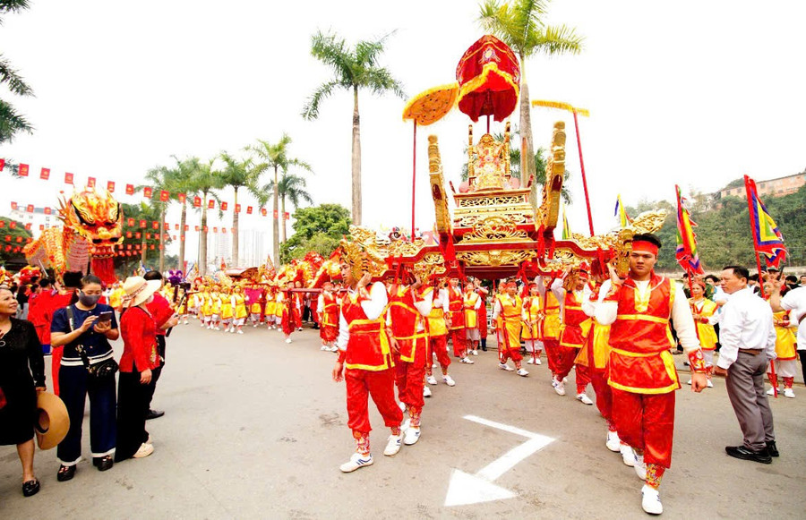 Kiệu được rước tới trước sân Đền Thượng.