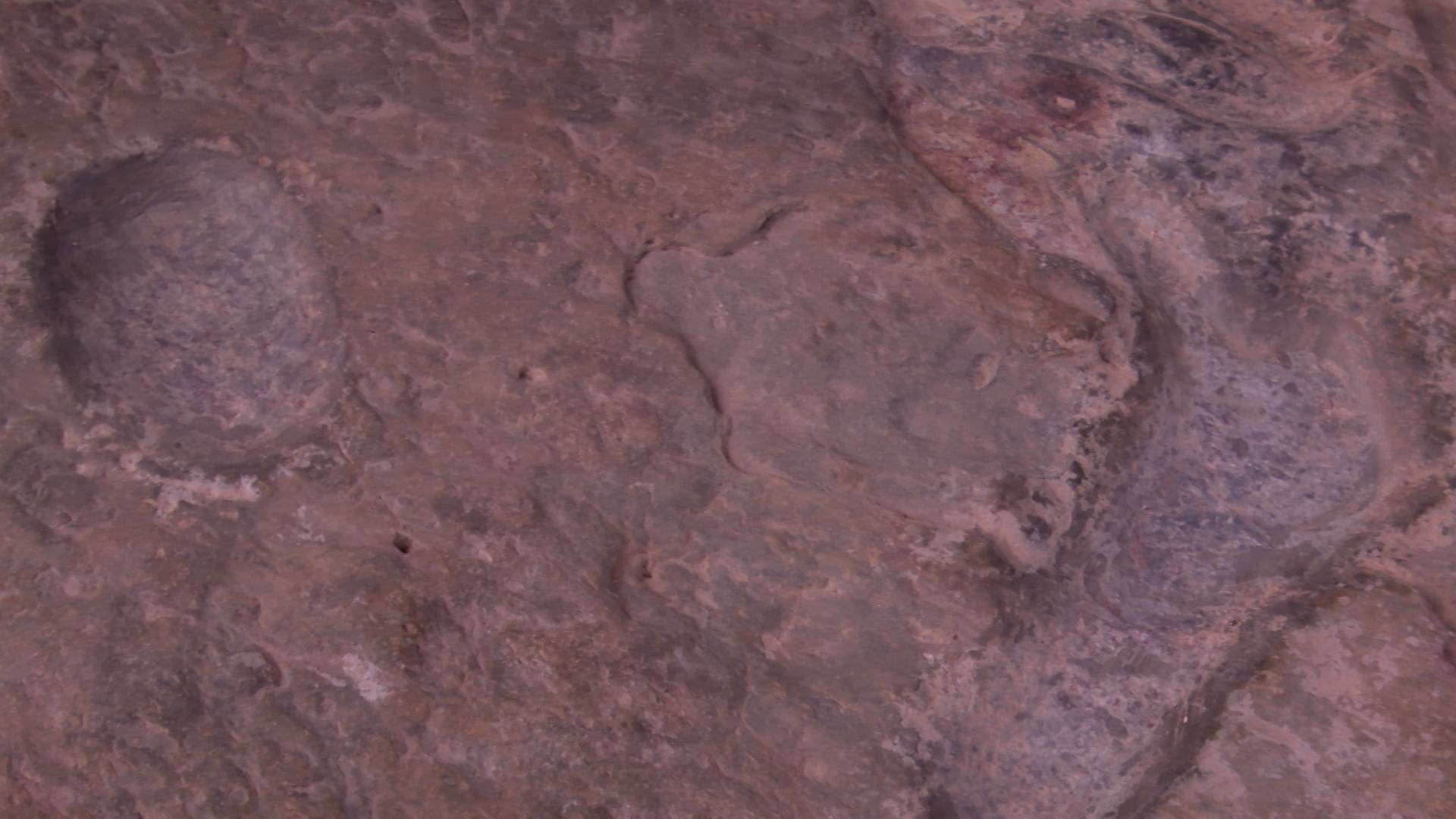 Phiến đá có in hình bàn chân và đầu gối của Thánh Mẫu. Ảnh: Huyện Thanh Thủy cũ.