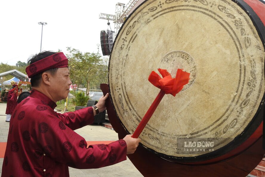Bí thư Đảng ủy xã Tu Vũ đánh trống khai hội. Ảnh: Tô Công.