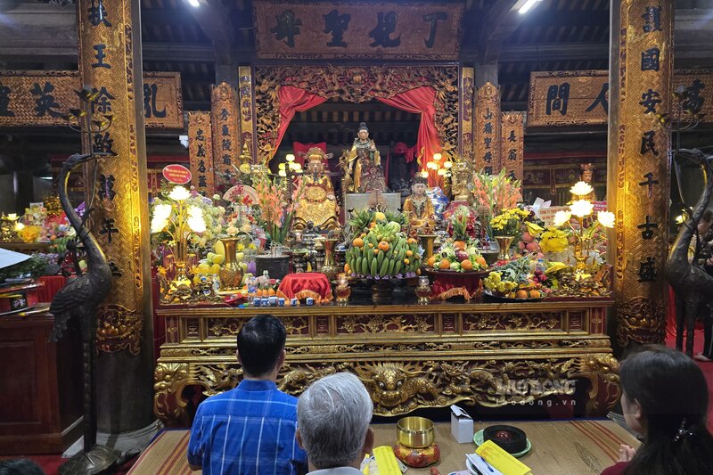 Đền Lăng Sương thờ gia đình Đức Thánh Tản. Ảnh: Tô Công.