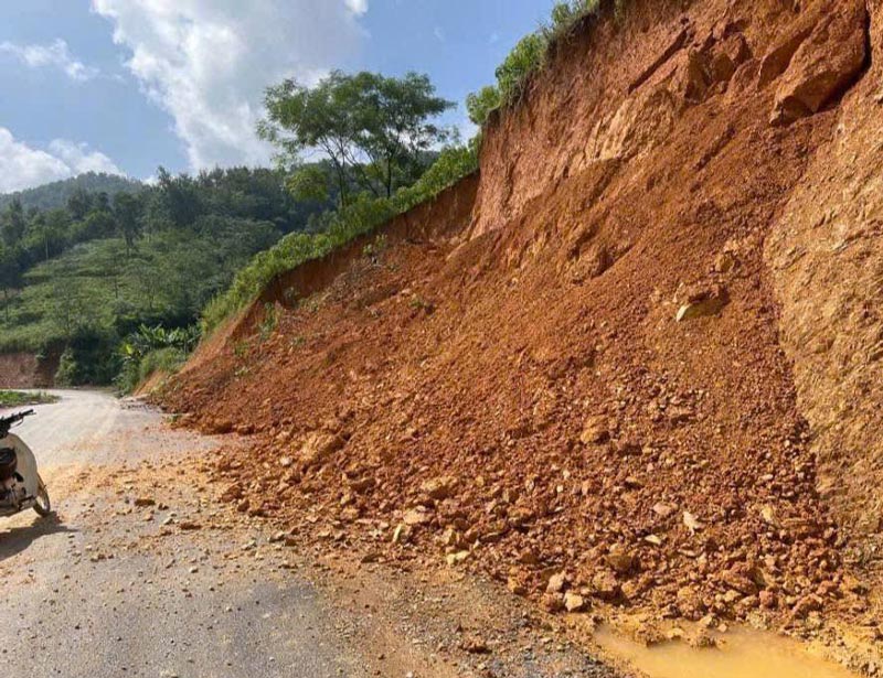 Trước thực trạng sạt lở diễn biến phức tạp, cử tri mong sớm làm rõ quy định miễn giấy phép xây dựng đối với công trình khẩn cấp, cấp bách. Trong ảnh là một điểm sạt lở tại Cao Bằng do bão số 11 năm 2025. Ảnh: Tân Văn