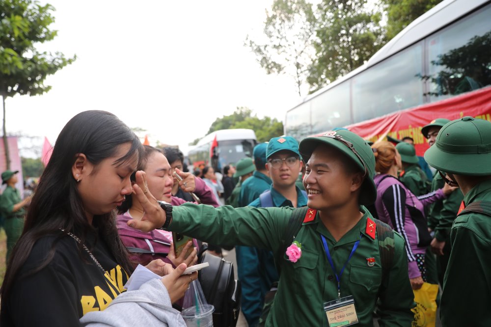 Khoảnh khắc bịn rịn chia tay người thân của các tân binh. Ảnh: Anh Tú