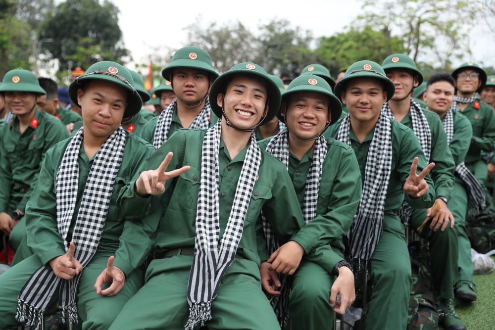 Các tân binh thể hiện cảm xúc hào hứng trước giờ lên đường nhập ngũ. Ảnh: Anh Tú