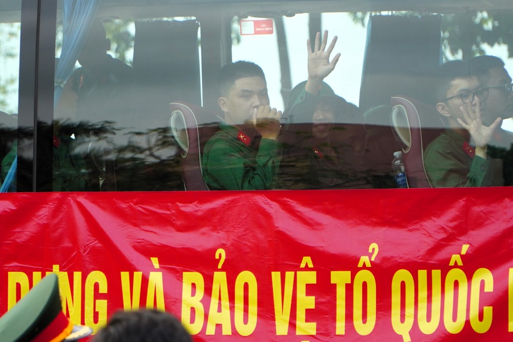 Các tân binh lên đường trở về đơn vị. Ảnh: Anh Tú