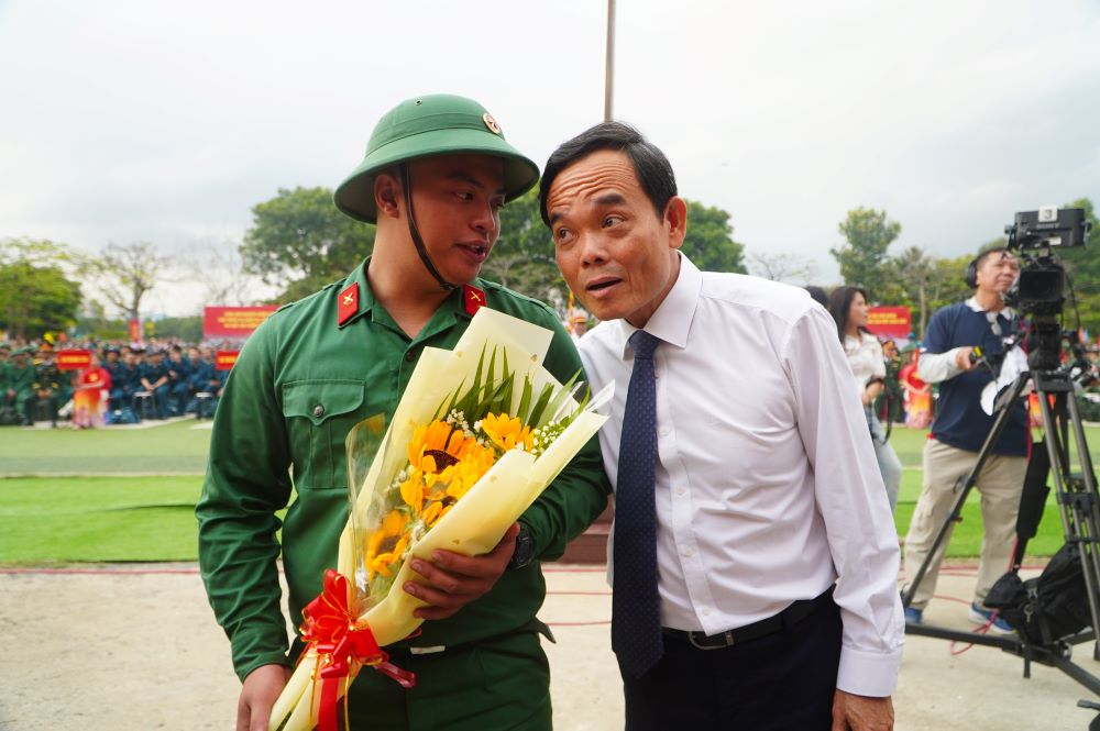 Bí thư Thành ủy TP.HCM Trần Lưu Quang động viên, hỏi thăm các chiến sĩ. Ảnh: Anh Tú