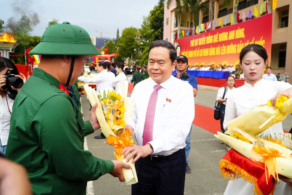 Chủ tịch Quốc hội Trần Thanh Mẫn tặng hoa động viên các thanh niên ưu tú lên đường nhập ngũ. Ảnh: Anh Tú