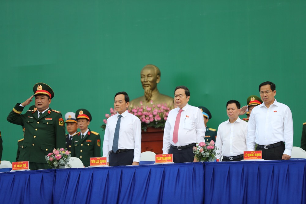 Chủ tịch Quốc hội Trần Thanh Mẫn, Bí thư Thành ủy TPHCM Trần Lưu Quang dự lễ giao nhận quân. Ảnh: Anh Tú