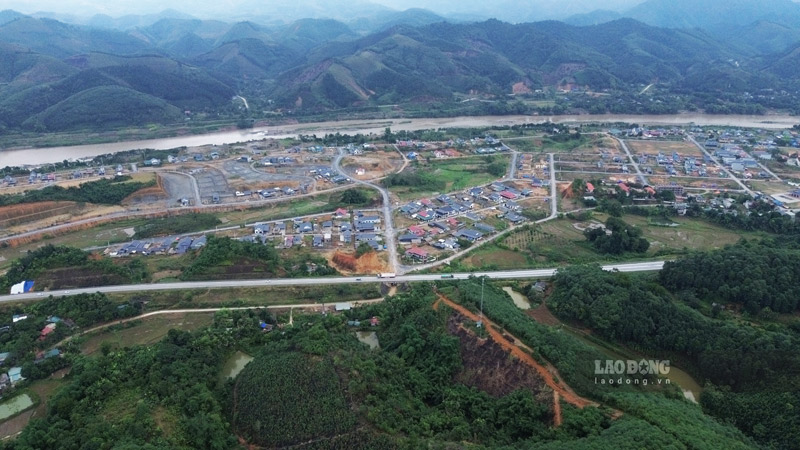 Khu tái định cư đã hiện hình với những ngôi nhà khang trang từ sự đồng thuận di dời để bàn giao mặt bằng của người dân. Ảnh: Đinh Đại