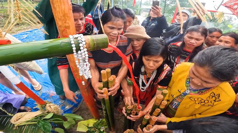 Lễ cúng máng nước là nét văn hóa đặc sắc gắn kết cộng đồng các dân tộc Xơ Đăng, Ca Dong ở vùng cao Đà Nẵng. Ảnh: Nguyễn Hoàng