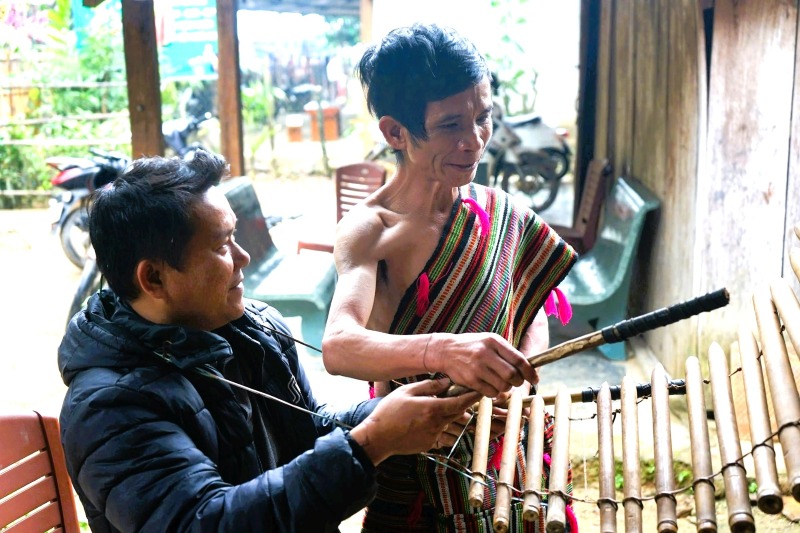 Các nghệ nhân là già làng trong cộng đồng các dân tộc thiểu số truyền dạy âm nhạc cho người trẻ. Ảnh: Trung Lê