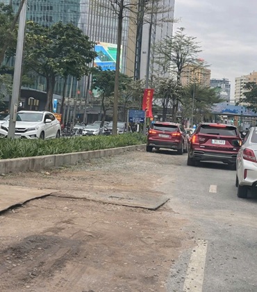 Mặt đường Đào Tấn gồ ghề sau thi công cống ngầm, người dân đi lại khó khăn. Ảnh: Minh Hạnh