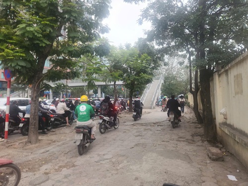 Hà Nội: Tái diễn cảnh xe máy chạy trên vỉa hè giờ cao điểm. Ảnh: Minh Hạnh