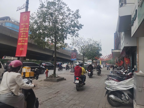 Ùn tắc giờ cao điểm, nhiều xe máy leo vỉa hè. Ảnh: Minh Hạnh