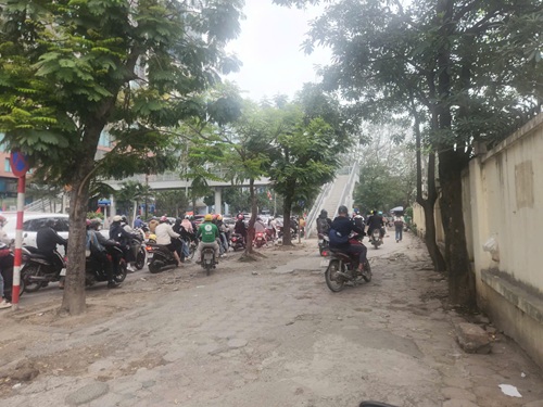 Vỉa hè đường Nguyễn Hoàng bị xe máy đi lên cày nát thành thùng vũng. Ảnh: Minh Hạnh