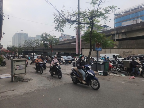 Xe máy leo vỉa hè tràn lan tại đường Nguyễn Xiển. Ảnh: Minh Hạnh