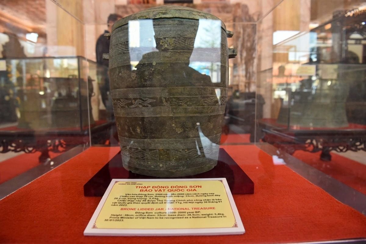 Bảo vật quốc gia Thạp đồng văn hóa Đông Sơn được trưng bày tại Bảo tàng Hoàng gia Nam Hồng. Ảnh: Vân Trường
