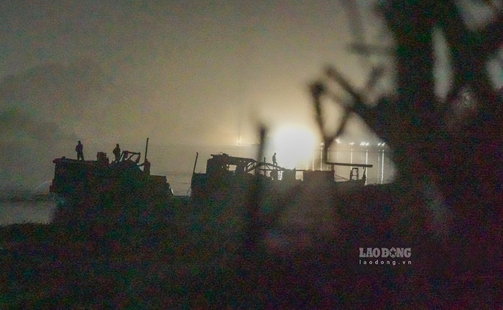 Nhiều chiếc tàu công xuất lớn dàn hàng ngang hút cát trên sông Gianh đoạn qua thôn Xuân Sơn. Ảnh: Phóng viên