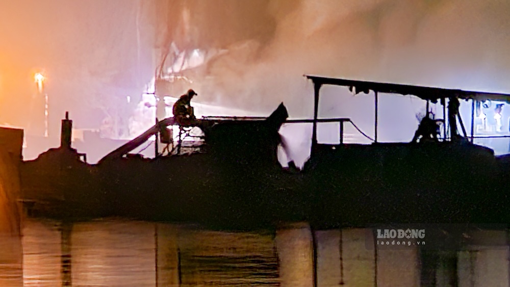 Tàu công suất lớn rút ruột sông Gianh đoạn thôn Trường Long (xã Tân Gianh). Ảnh: Phóng viên