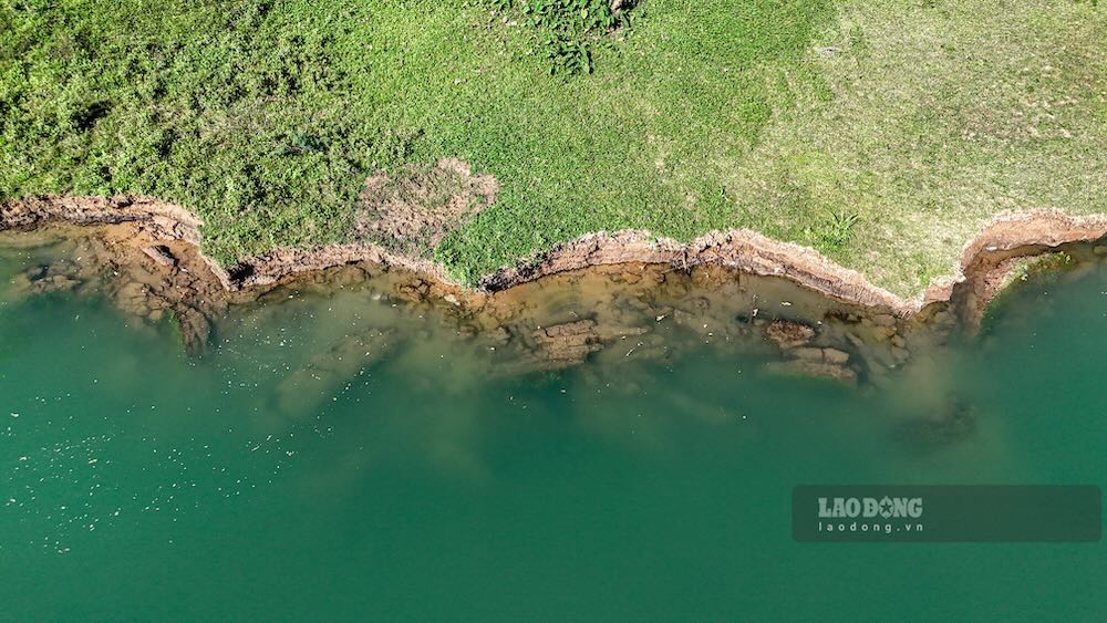 Vị trí những chiếc tàu dàn hàng hút cát đoạn thôn Xuân Sơn, xã Tuyên Hóa sạt lở nghiêm trọng. Ảnh: Phóng viên