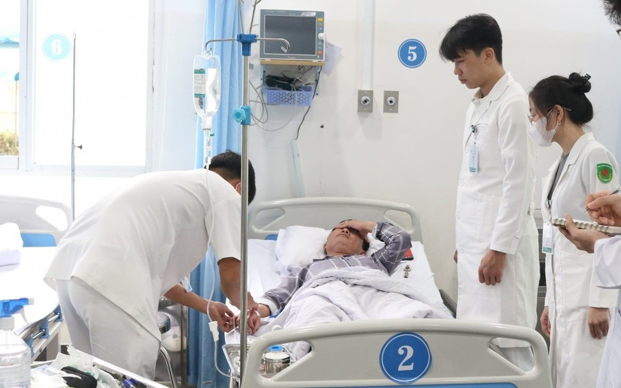 Sinh viên Y khoa Trường Đại học Tân Tạo thực tập tại bệnh viện. Ảnh: BVĐHYTT