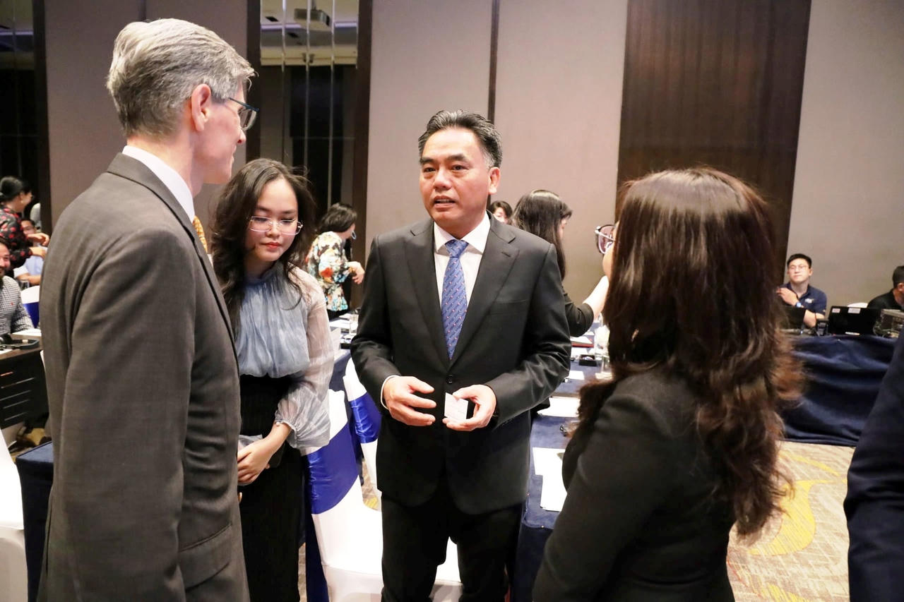 Ông Robert Kraybill (bên trái), Giám đốc Đầu tư của Quỹ IIX, nói chuyện với Phó Chủ tịch UBND TP.HCM - ông Nguyễn Lộc Hà tại diễn đàn. Ảnh: Ban tổ chức