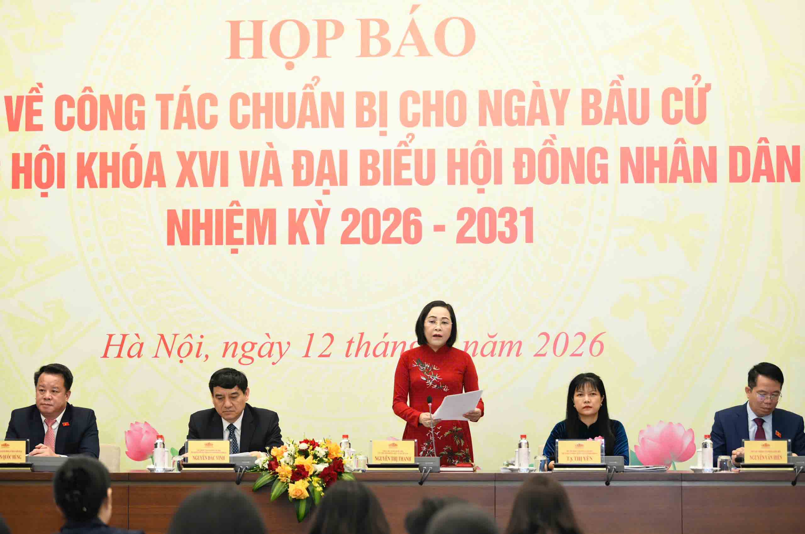 Ủy viên Trung ương Đảng, Phó Chủ tịch Quốc hội Nguyễn Thị Thanh chủ trì buổi họp báo. Ảnh: Hải Nguyễn.