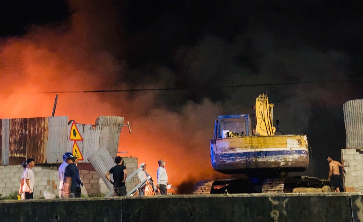 Lửa bốc lên cao tại bãi chứa phế liệu. Ảnh: Duy Tuấn