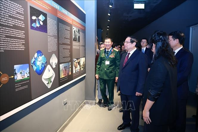 Thủ tướng Phạm Minh Chính tham quan Bảo tàng vũ trụ Việt Nam tại Khu Công nghệ cao Hoà Lạc. Ảnh: Dương Giang/TTXVN